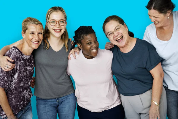 Mujeres abrazando en estudio — Foto de Stock