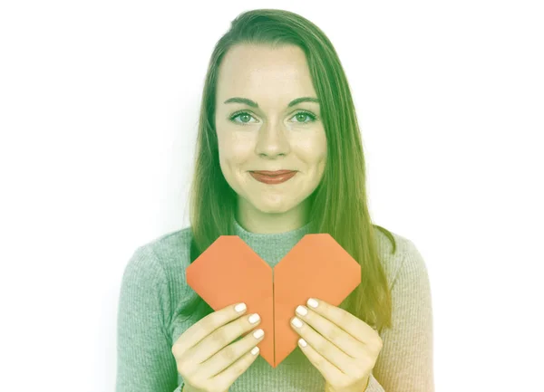 Kvinna anläggning rött papper hjärta — Stockfoto