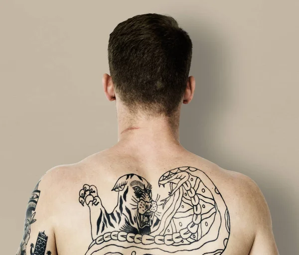 Ο άνθρωπος με το τατουάζ στην γυμνή πλάτη — Φωτογραφία Αρχείου
