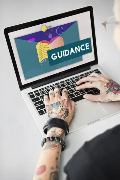 Vrouw van de getatoeëerde handen op laptop — Stockfoto