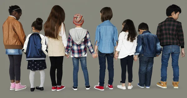 Kinder stehen zusammen — Stockfoto