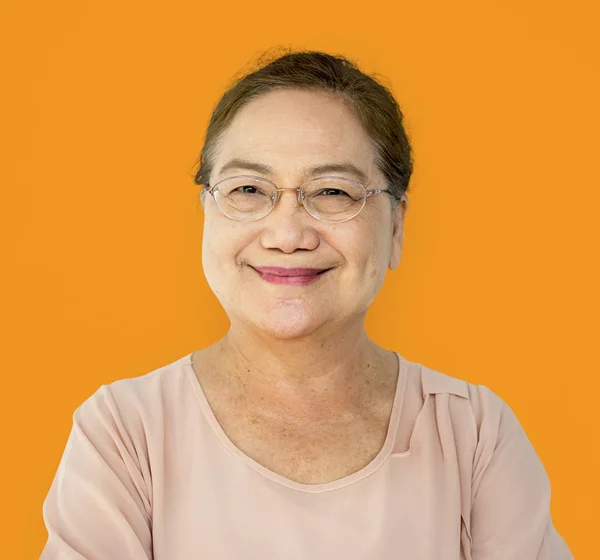 Leende Senior asiatisk kvinna — Stockfoto