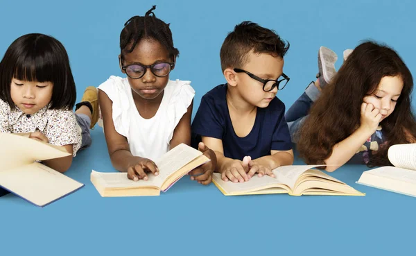 Kinder lesen Bücher — Stockfoto