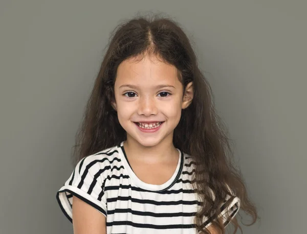 Pequena menina sorridente no estúdio — Fotografia de Stock