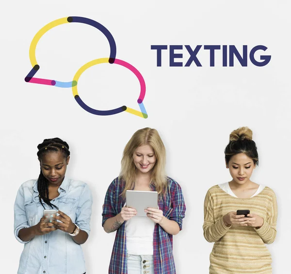 genç kadın dijital cihazlar kullanarak