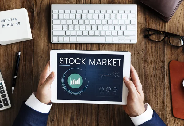 Dijital tablet kullanan işadamı