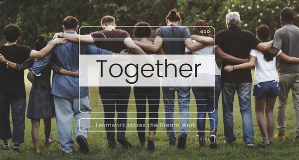 Parkta sarılma insanlar