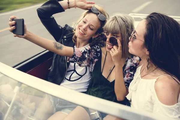 Arkadaşlar yolculuğa birlikte