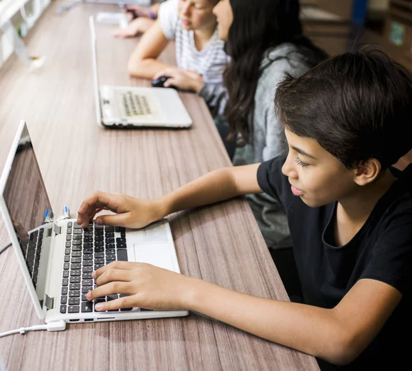 Scholieren met behulp van laptops — Stockfoto