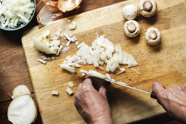 Erkek soğan doğrama eller