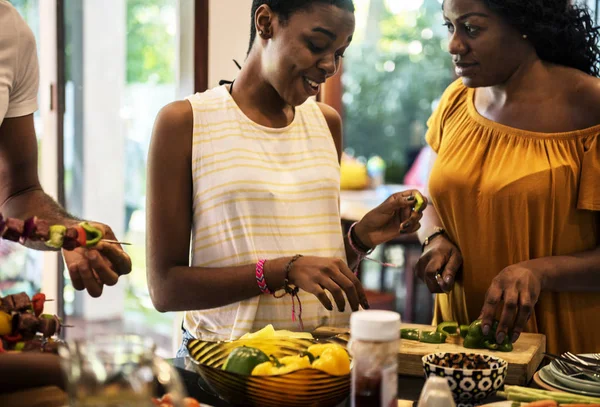 Afrikai Családi Készül Barbecue Együtt Konyha Eredeti Photoset — Stock Fotó