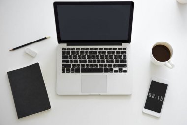 Açık tablo üstünde laptop