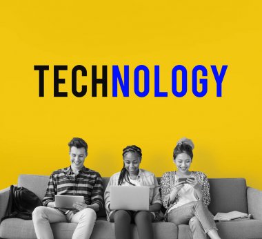 Arkadaşlar dijital cihazlar kullanarak 