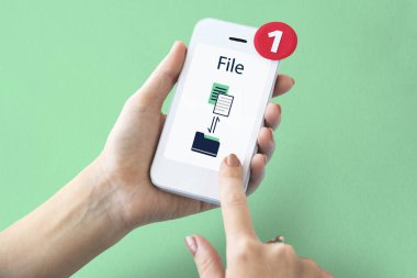 Akıllı telefon tutan kadın 