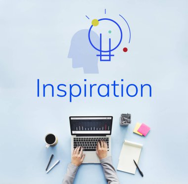 laptop ile çalışan kişi