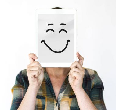 Dijital tablet tutan kadın 