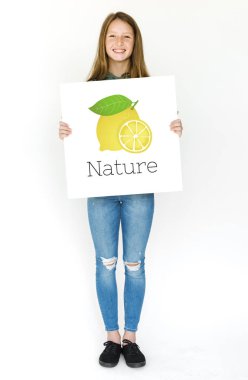 Kız holding tasarlamak