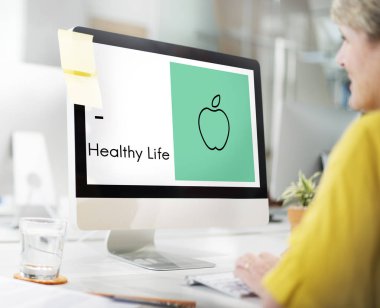 sarışın kadın monitör ekranına bakarak