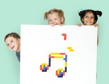 Çocuk afişini saklanıyor