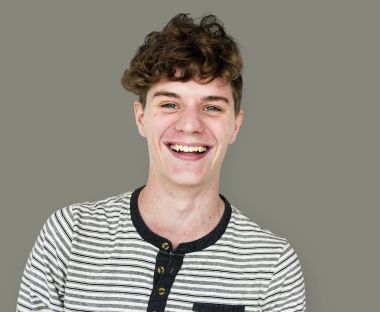 adam mutlu yüz ifadesi ile