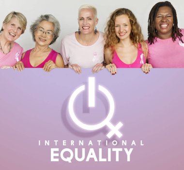 Afişini tutan kadın