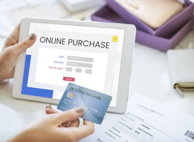 dijital tablet kullanan kadın