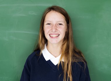 Öğrenci kız kara tahta ile