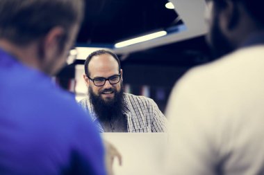 İş adamları konuşuyor.