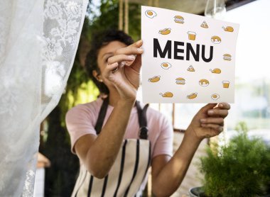 Afrikalı kadın dükkanda çalışan önlük 