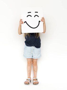 Kağıt afiş tutan kişi