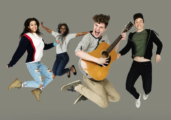 Personer som hoppar med gitarr — Stockfoto
