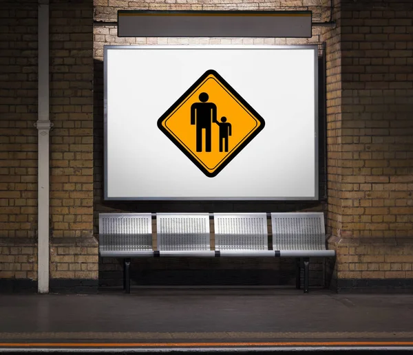 Автобусная остановка с местами и рекламной доской — стоковое фото