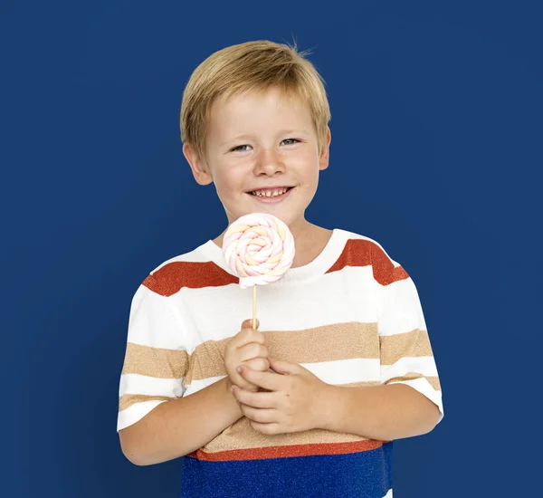 Chłopiec trzyma cukierki lizak — Zdjęcie stockowe