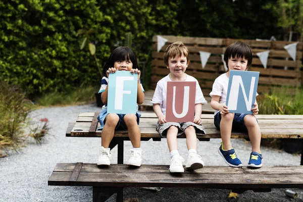 Niños sosteniendo pancartas —  Fotos de Stock