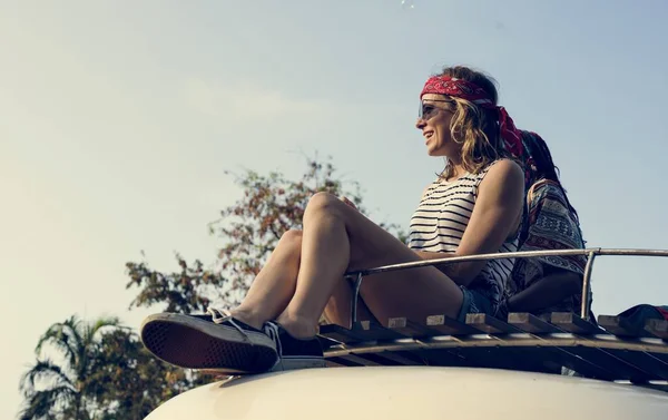 Vrouwen zitten op het dak van de bestelwagen — Stockfoto