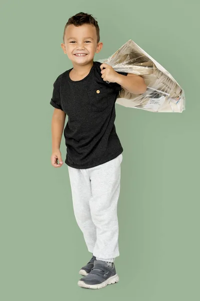 Chłopiec z worka śmieci papieru — Zdjęcie stockowe