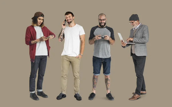 Люди з цифровими пристроями — стокове фото