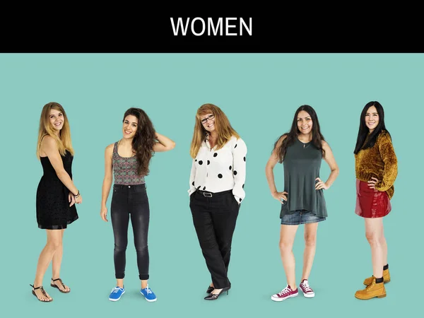 Frauen lächeln und stehen in Reihe — Stockfoto