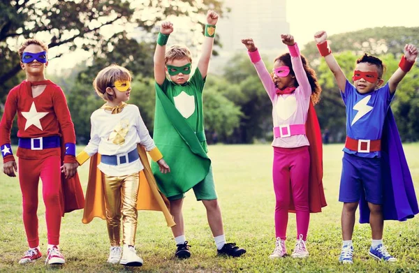 Crianças adoráveis em trajes de super-herói — Fotografia de Stock