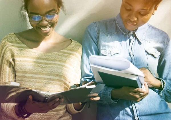 Schüler lernen gemeinsam — Stockfoto