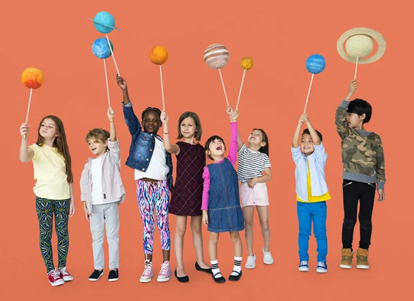 Güneş sistemi modeli tutan çocuklar