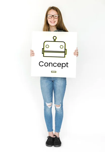 Κορίτσι κρατήστε μια κάρτα ρομποτικό έννοια — Φωτογραφία Αρχείου