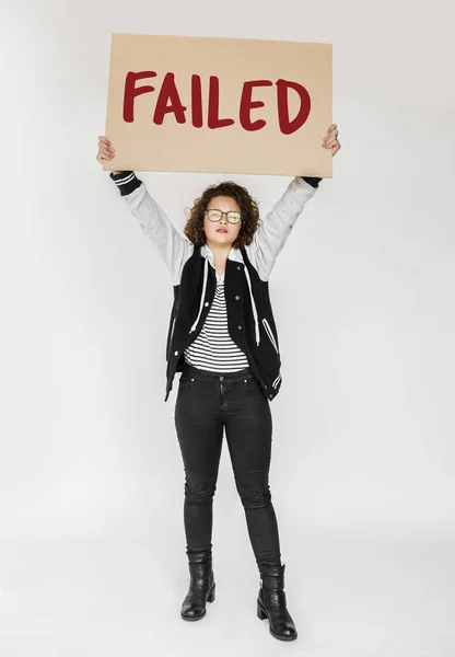 Vrouw houden voorzichtigheid waarschuwing teken — Stockfoto