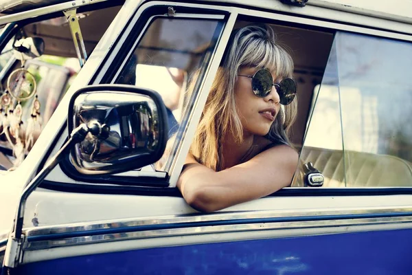 Mujer sentada en el coche —  Fotos de Stock