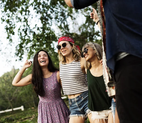 Amigos divirtiéndose juntos — Foto de Stock