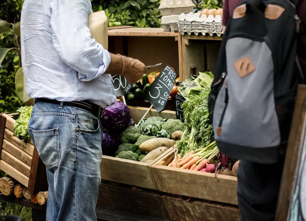 Embereket Buying zöldségek — Stock Fotó