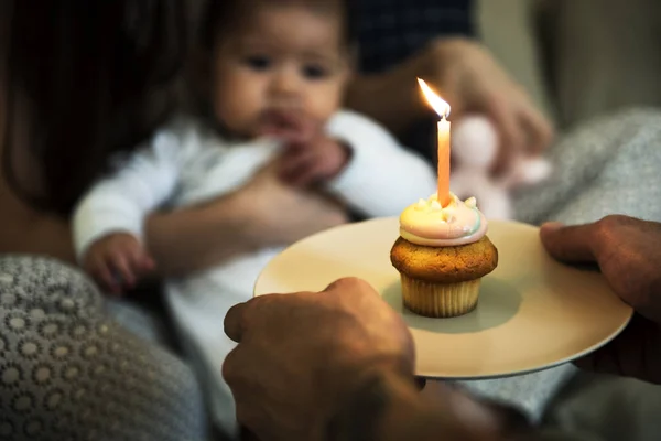 Szülők ünnepli születésnapját a baba — Stock Fotó