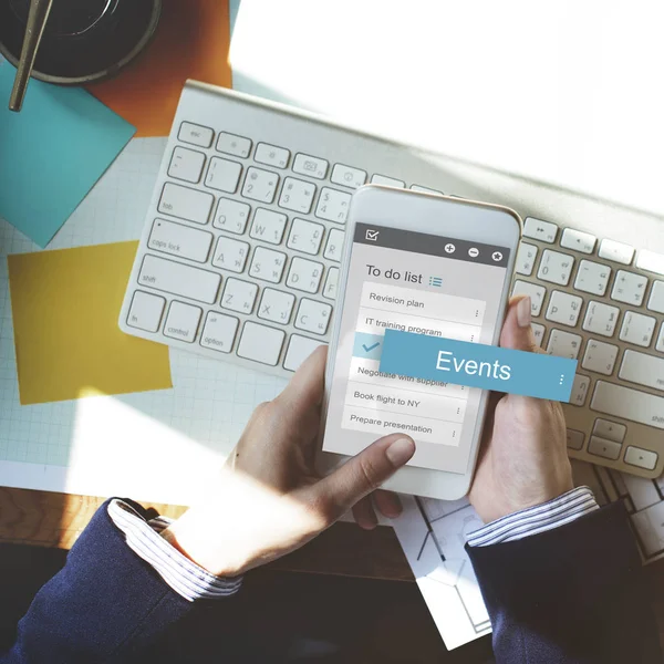 Erkek eller akıllı telefonu tutuyor.