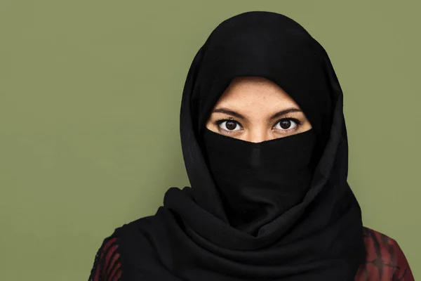 Muslim woman in purdah — Stock Photo, Image