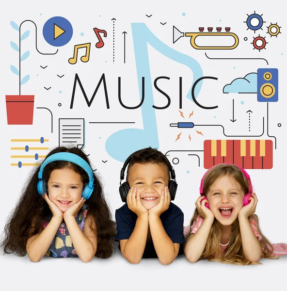 Dzieci leżące i Listeingn do muzyki — Zdjęcie stockowe